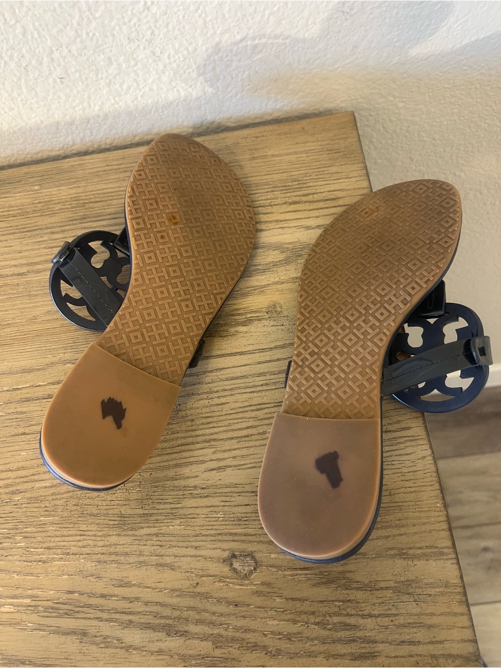 Tory Burch Miller patent leather rainbow navy leather thong sandals sz 7 - Picture 9 of 11